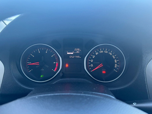 Imagen 10 de 20 de Citroen C-elysee 1.6 Feel Hdi Car-cash