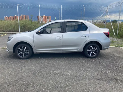 Renault Logan 1.6 Privilege / Intens