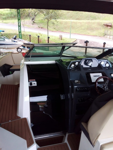 Lancha Ventura 300 Crossover