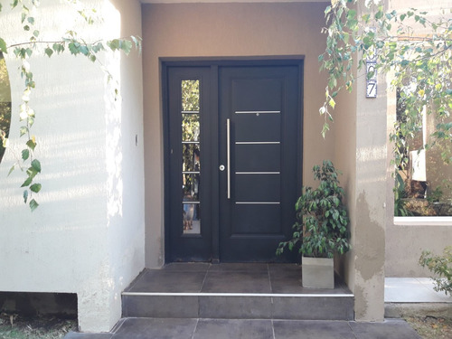 Casa En Venta De 2 Dormitorios Con Pileta En Manzanar Kossman En Cipolletti