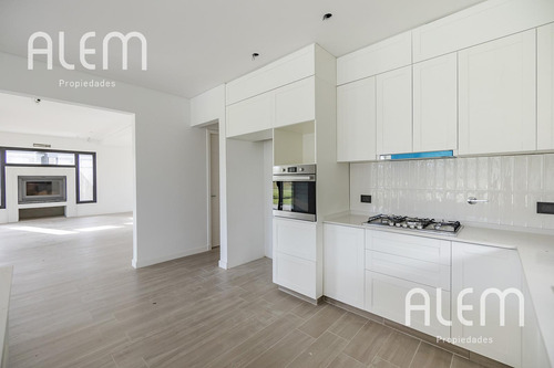 Casa De 4 Dormitorios En Venta - St. Thomas Este, Canning
