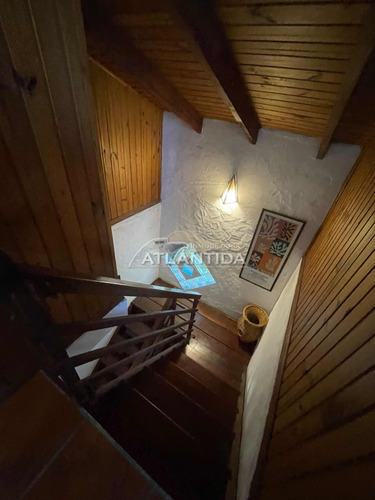 Hermosa Y Grande Casa A La Venta, Ubicada En Pinares Atlántida, 5 Dormitorios, 3 Baños, Frente Y Fondo. Inm Atlántida.