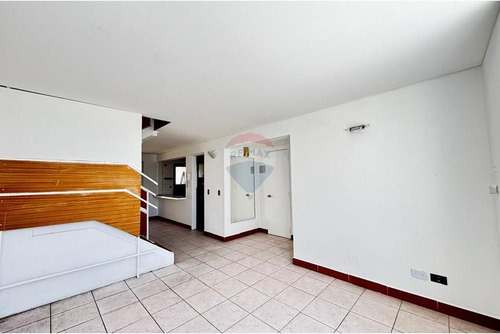 5 Dormitorios 3 Pisos Más Subterráneo Condominio