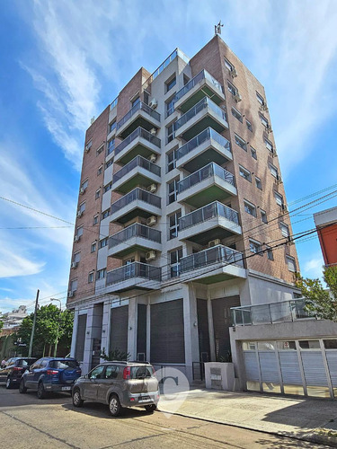 Departamento En Venta De 2 Dorm, Cocina Amueblada Y Balcón Al Frente. Edificio Con Piscina Y Terraza. Centro Campana