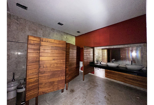 Venta, Propiedad En Avenida Cámara De Comercio, Ideal Para Negocio