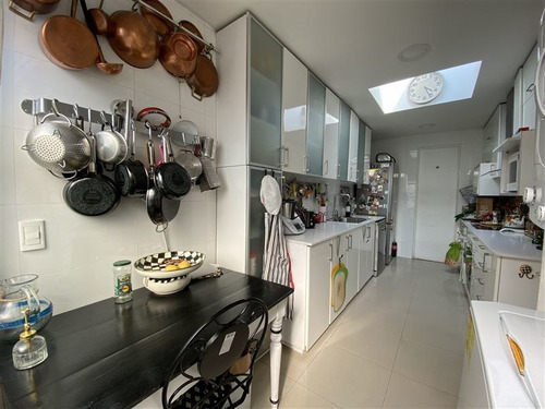 Casa En Venta De 3 Dorm. En Vitacura