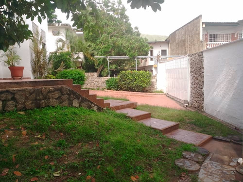 Imagen 10 de 21 de Rivero Bienes Raíces Vende Amplia Propiedad En La Urb El Piñal / 04124959888