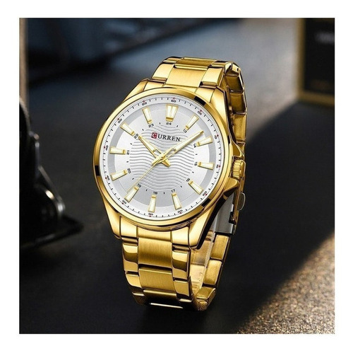 Relógio de pulso Curren 8424 com corria de aço inoxidável cor dourado - fondo branco