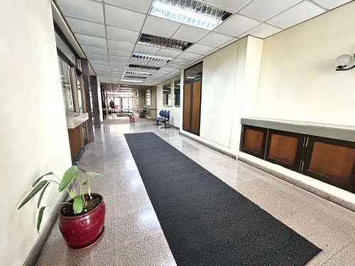 Oficina De Tres Ambientes En Edificio Ohiggins