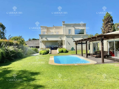 Excelente Casa De 4 Dormitorios, Piscina Climatizada Y Barbacoa En Pinares, Punta Del Este