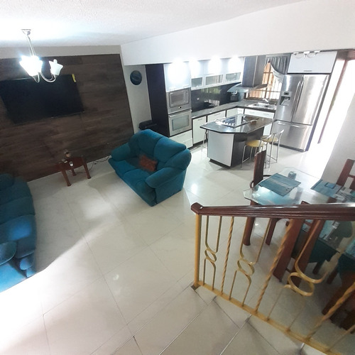 En Venta Cómodo Townhouse En Lecheria . Rosa Maria Evergreen