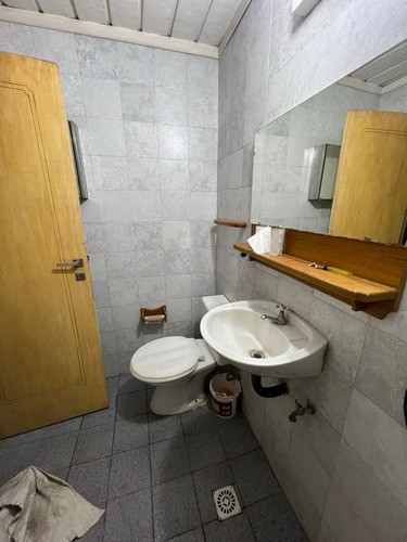 Casa Con Galpón En Barrio Las Avenidas