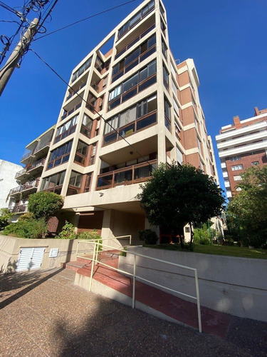 Imagen 2 de 12 de Departamento 3 Ambientes A La Calle Con Balcón