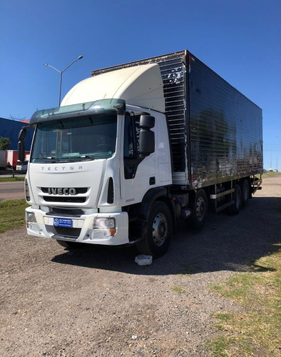 Imagem 2 de 10 de Iveco Baú