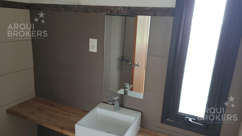 Casa De 3 Dormitorios Y Servicio En Venta En Mirador De La Tahona