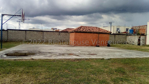Monicam 23-2281 Cómodo Townhouse Ubicado En Conjunto Privado Con Vigilancia , Espacios Para Diseñar A Su Gusto, Patio Trasero. Con Permisologia Para Realizar Un Tercer Nivel