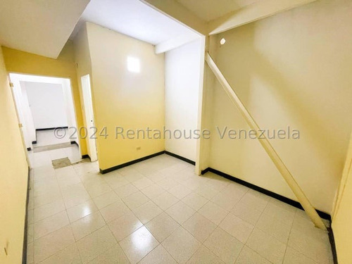 Casa Comercial En Alquiler Ubicada En Chuao