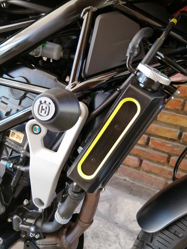 Imagen 2 de 9 de Husqvarna Svartpilen 200