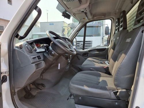 Imagem 13 de 15 de Iveco Daily 35s14 2018 Baú Ar Condicionado
