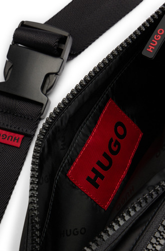 Riñonera Hugo Para Hombre Con Parche De Logo Rojo Color Negro