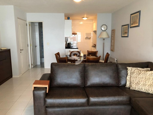 Apartamento En Playa Mansa En Alquiler- Ref: 2956