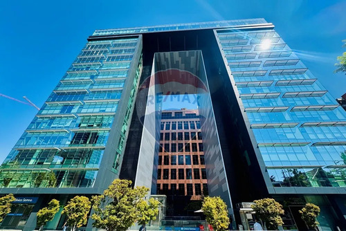 Of Vitacura: Moderna Frente A Marriott