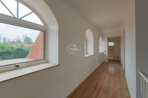 Casa De Arquitectura Clásica En Exclusivo Sector De Ladehesa