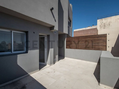 Venta Hermoso Dúplex A Estrenar De Calidad Ubicado Sobre Av. Pellegrini
