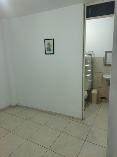 Imagen 8 de 12 de Habitacion En San Borja, Habitaciones En San Borja, En Avenida Rosa Toro Cuadra 9 Cruce Con Canada Cuadra 35, Excelente Zona Comercial Todo A La Mano