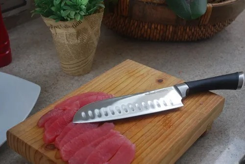 Imagen 2 de 2 de Cuchillo Gourmet Magefesa Santoku Acero Inox 7 175mm