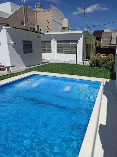 Imagen 2 de 11 de Casa En Venta De 2 Dorm. C/ Cochera Urgente! En Ramos Mejía