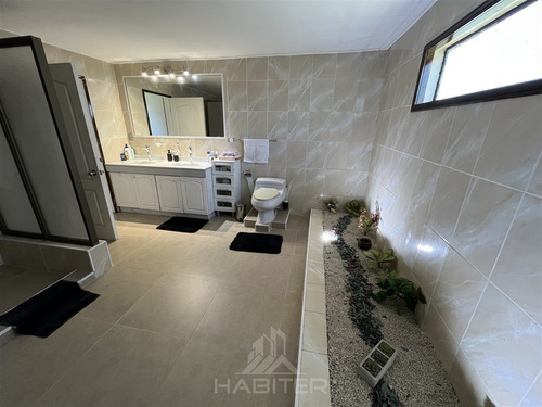 Casa En Venta De 5 Dorm. Con Parcela En Yerbas Buenas