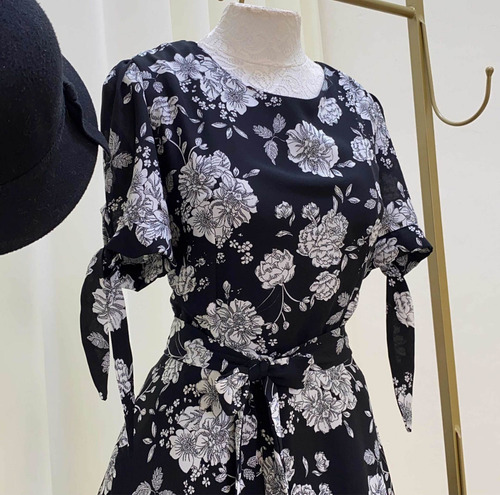 Imagem 7 de 9 de Vestido Midi Rodado Com Manga Preto Floral Branco