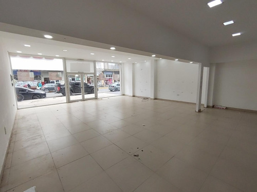 Imagen 2 de 4 de Local Comercial En Pleno Centro Comercial De Mar De Ajo.