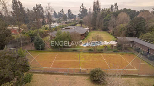 Casa Estilo Sureño, Con Cancha De Tenis