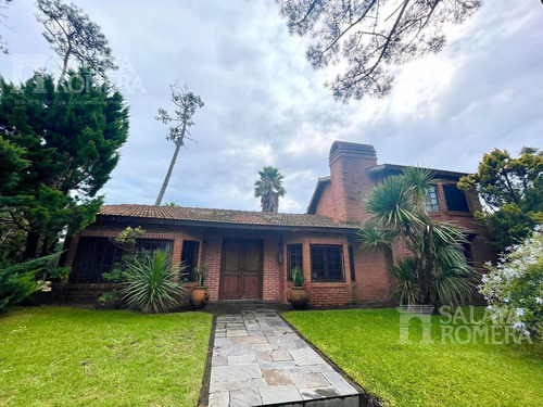 Imagen 2 de 21 de Venta Casa A Pasos Del Mar - 4 Dormitorios 2 Baños - Playa Mansa - Ref: 4244557