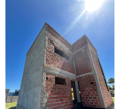 Terreno Con Gran Construcción, Camet Norte