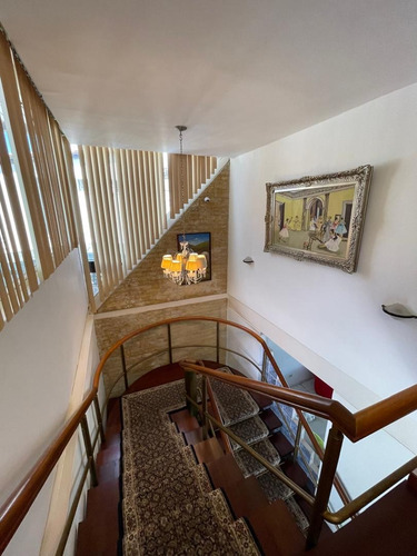 En Venta Casa Urbanización Colinas De Santa Mónica, Con Piscina Y Calle Cerrada.