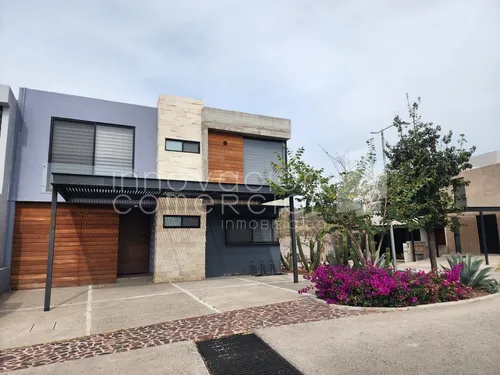 Casa En Renta En Altozano, Con 4 Recámaras, 4 Baños Y Fire Pit