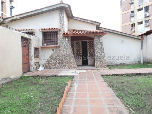 Terreno En Venta Zonificacion R8 Con Construcciòn En Urb. Los Caobos Mfc 23-5777