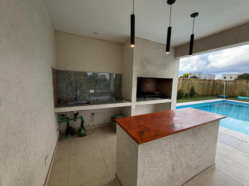 Casa En Venta 4 Dormitorios Barrio Santo Tomas Pilar
