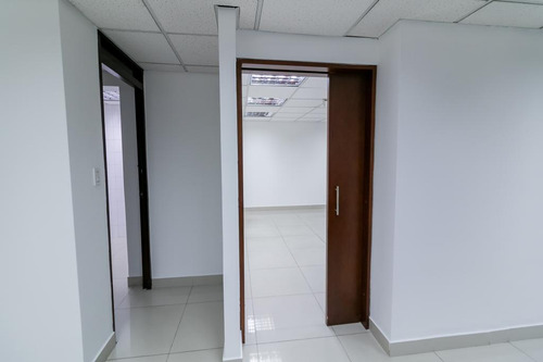 Oficina En Arriendo En Centro Internacional. Cod A1094004