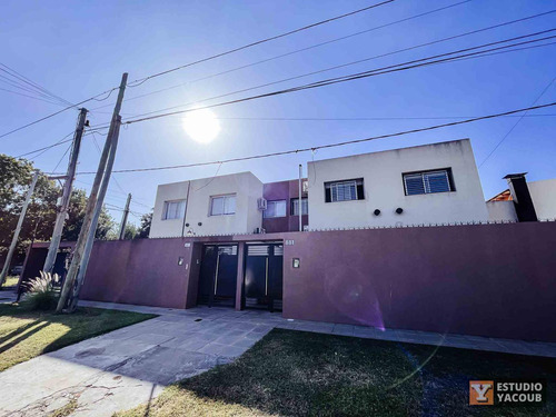 Casa En Venta - 2 Dormitorios 2 Baños - Cochera - 160mts2 - Villa Elisa, La Plata