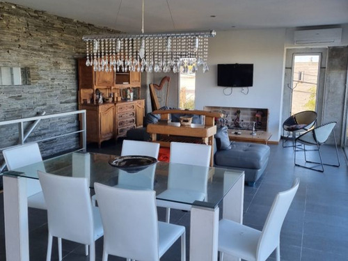 Imagen 15 de 30 de Chalet De Moderno Diseño A Metros Del Mar.