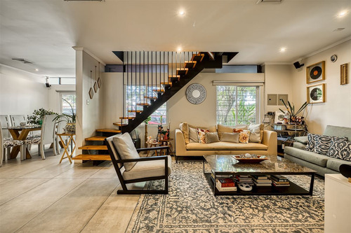 Moderna Y Eficiente Casa En Las Condes, Sector Residencial