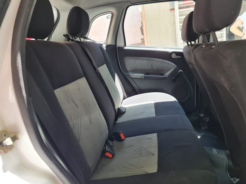 Imagen 14 de 15 de Ford Fiesta 2010 1.6 Ambiente Mp3