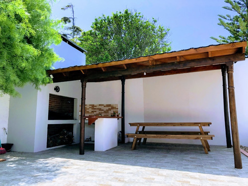 Casa En Venta A 150 Metros Del Mar En Playa Mansa.