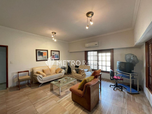 Casa En Venta 4 Ambientes Con Cochera Y Jardin En Bernal Centro