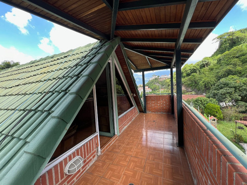 En Venta Casa Urbanización Colinas De Santa Mónica, Con Piscina Y Calle Cerrada.