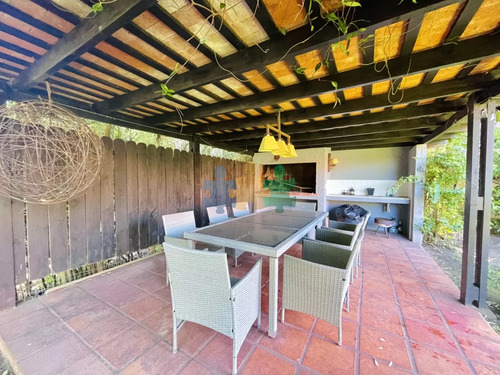 Cómoda Casa De 5 Dormitorios Y Piscina Climatizada En Punta Del Este - Ref : Eqp5579